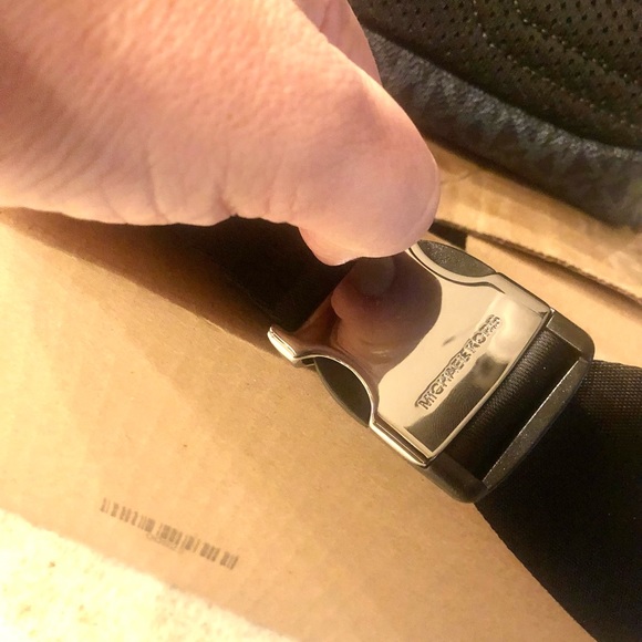 Micheal Kors Large Fanny Pack - Picture 9 of 10